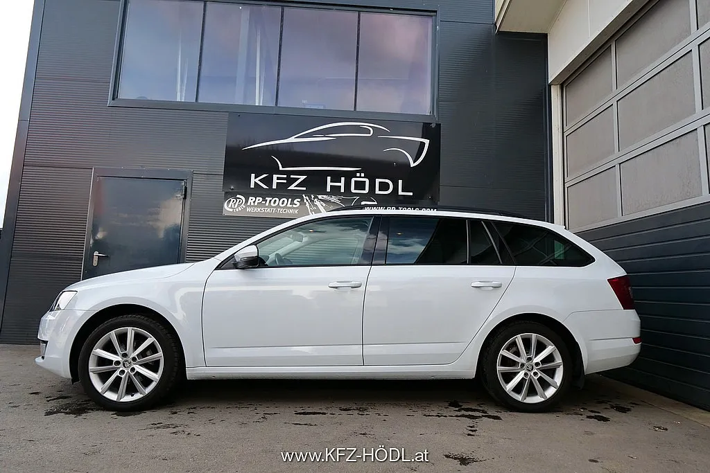 Skoda Octavia Combi 2,0 TDI Style Image 6